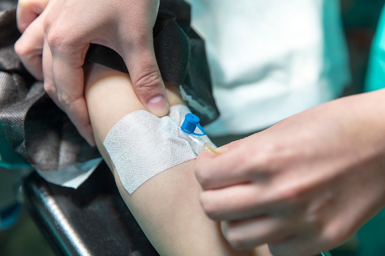 Người bệnh tuyệt đối không nên tự truyền dịch tại nhà