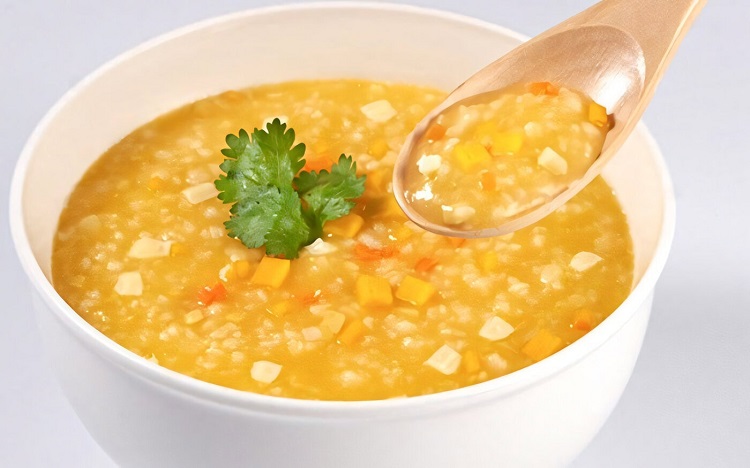 Để ăn uống dễ tiêu hóa, bạn nên chọn các thực phẩm giàu chất xơ như trái cây, rau củ, ngũ cốc nguyên hạt và thực phẩm lên men như sữa chua