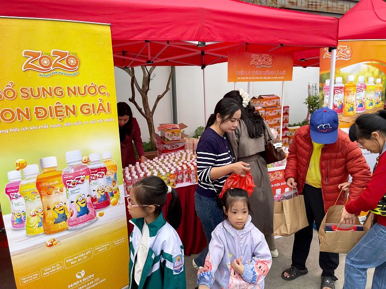 Các bé hào hứng nhận quà từ ZOZO trước khi bước vào thi đấu