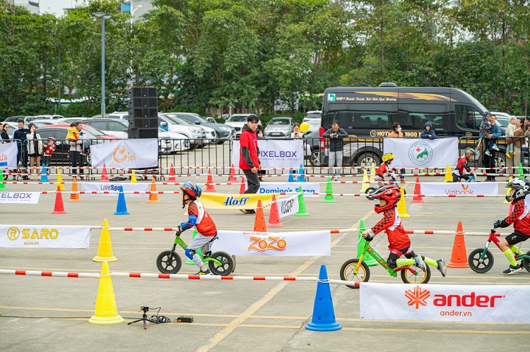 Khoảnh khắc bứt tốc đầy tự tin của các vận động viên nhí trên đường đua