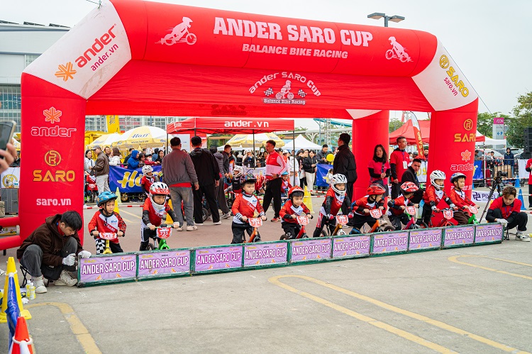 Khoảnh khắc cán đích đầy cảm xúc của một tay đua nhí tại Ander Saro Cup