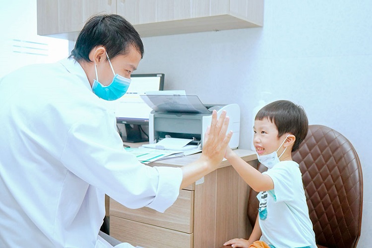 Khi các bé có dấu hiệu hoặc triệu chứng nghi ngờ thiếu Vitamin các bậc phụ huynh cần gặp ngay bác sỹ để có hướng dẫn hoặc điều trị phù hợp cho từng trẻ và từng độ tuổi