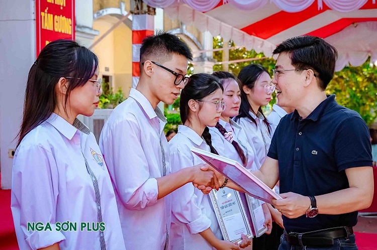 11 suất học bổng ý nghĩa được trao tận tay các em học sinh như một nguồn động viên tinh thần, tiếp thêm động lực trên hành trình chinh phục tri thức.
